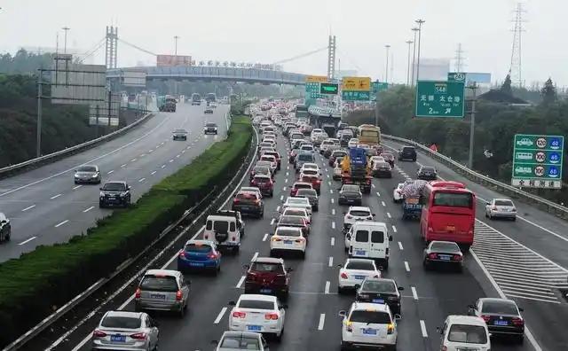 新能源重卡普及后，养路费缺口才是真危机。 大家都在吵家用电动车该不该交养路费，真