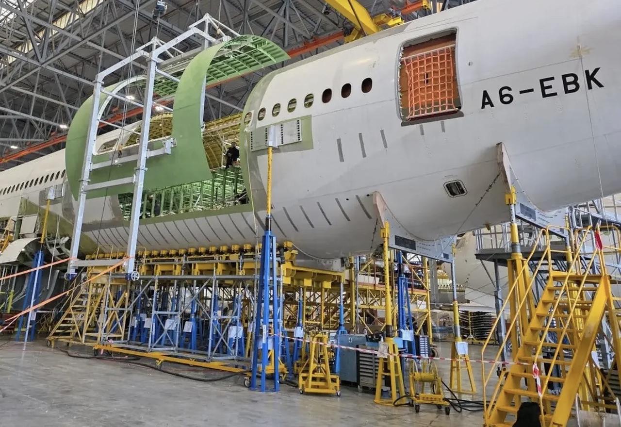 近日，阿联酋航空货运首架经过改装的波音777-300ERSF投入使用，这架飞机由