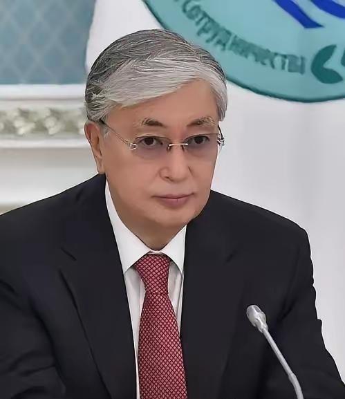 都说哈萨克斯坦精通，左右逢源的外交套路，游走在各大国之间捞尽好处，如今却彻底翻车
