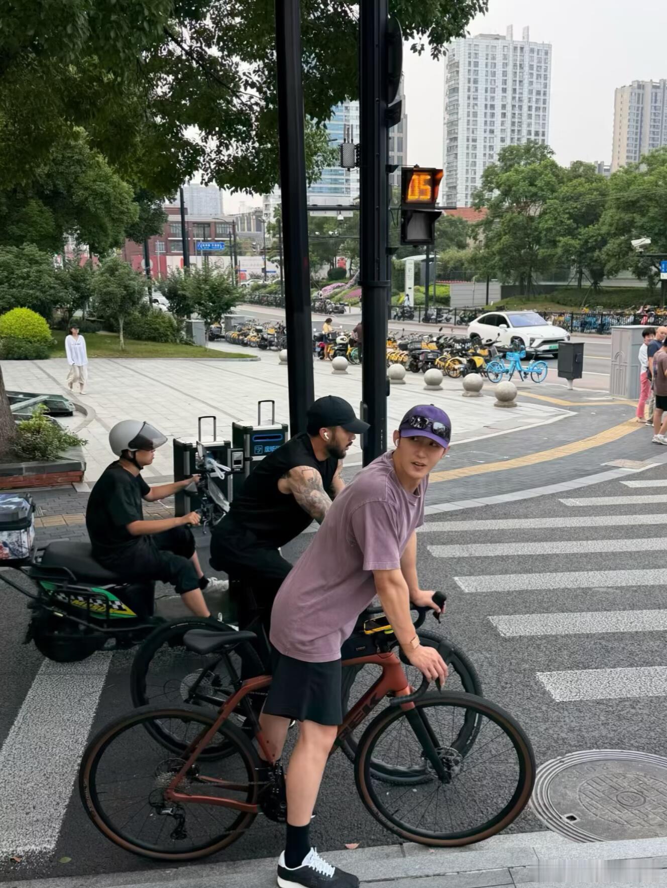 黄景瑜黄景瑜把自行车拎出了纸片感黄景瑜单手拎自行车 公路自行车本身并不轻便，单手