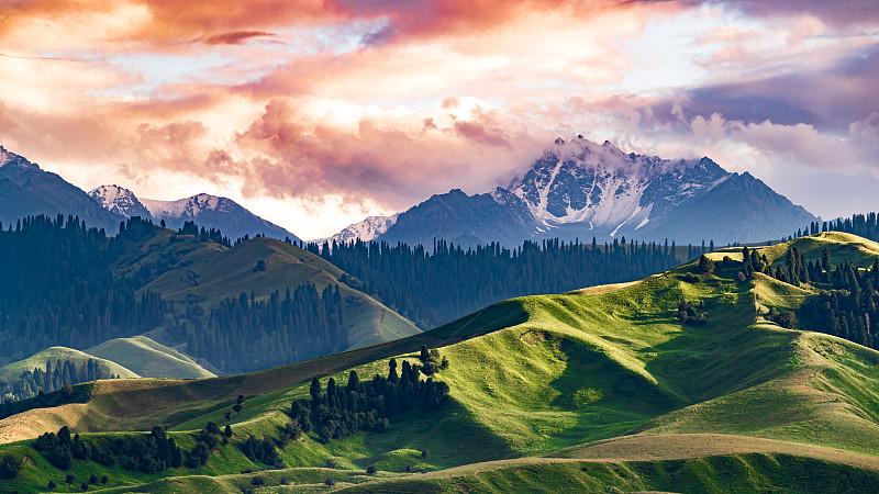 从特克斯喀拉峻玩完，咱开着房车直接干到那拉提！
门口就有房车营地，停车超方便，记