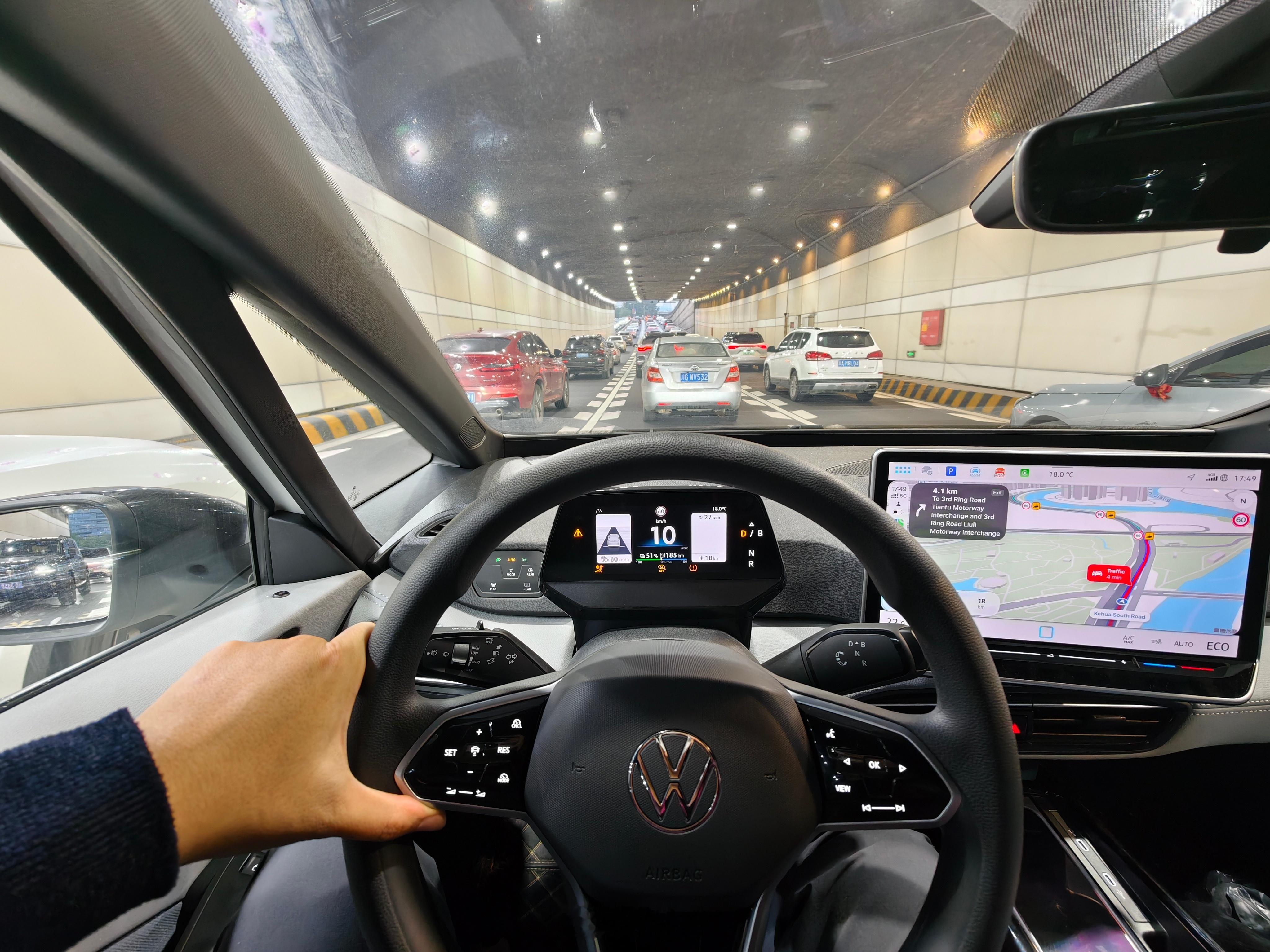 感受一下成都的晚高峰，和北京相比整体还好拉了两个同事，堂而皇之享受一下当地特色车