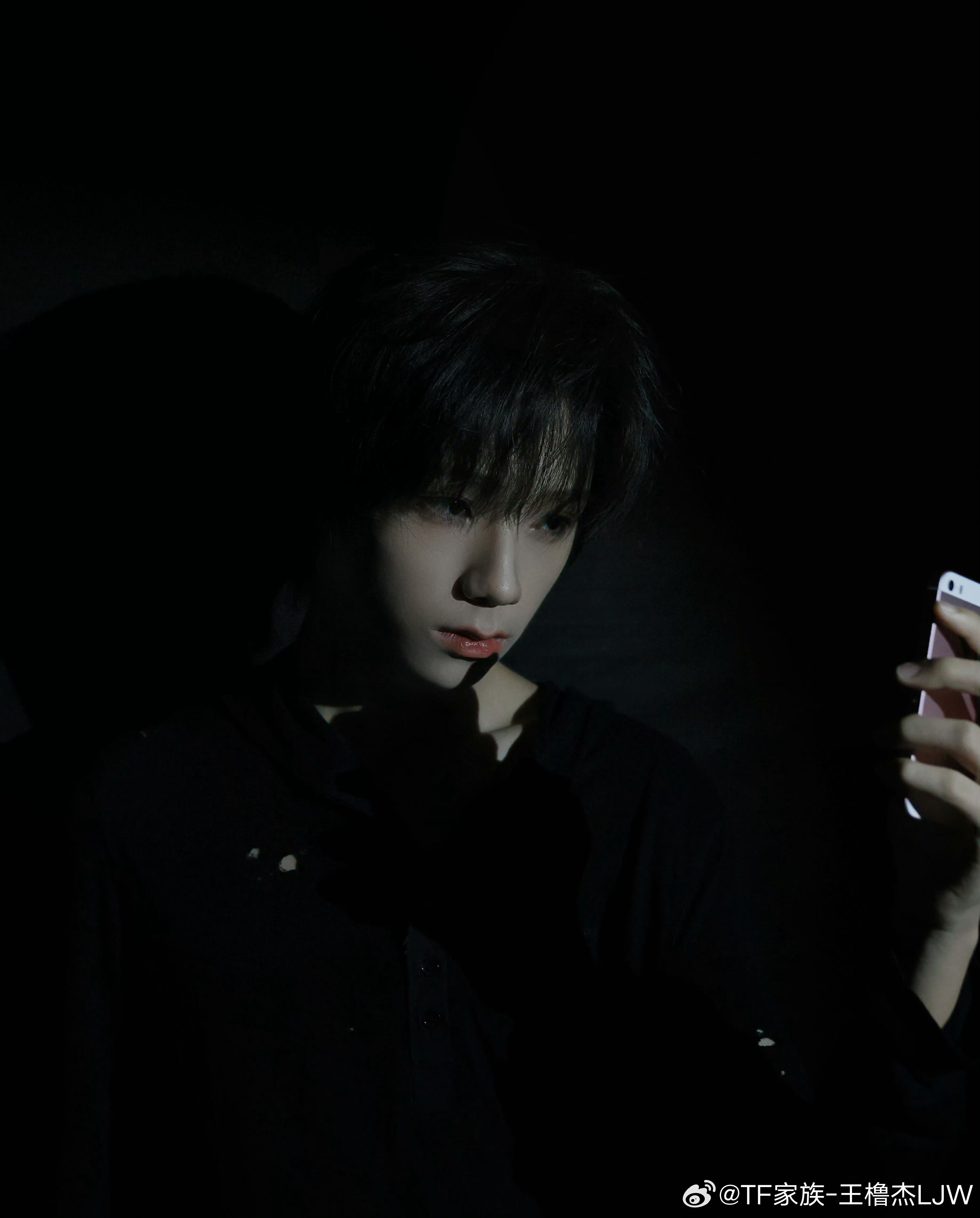 王橹杰古早味自拍氛围感男头有了 王橹杰泡泡