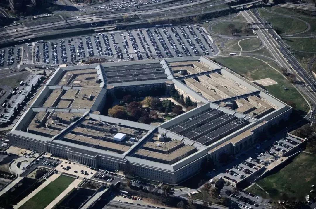 不得了了，美国🇺🇸五角大楼
集体采购中国🇨🇳兵书
给美国军人看[思考][