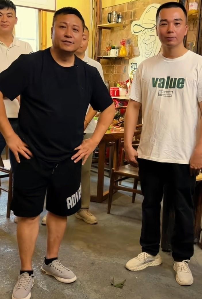 蓉儿把两万块钱拍在桌子上的那一刻，才是最狠的打脸。
这钱是海哥资助的建房款，她非