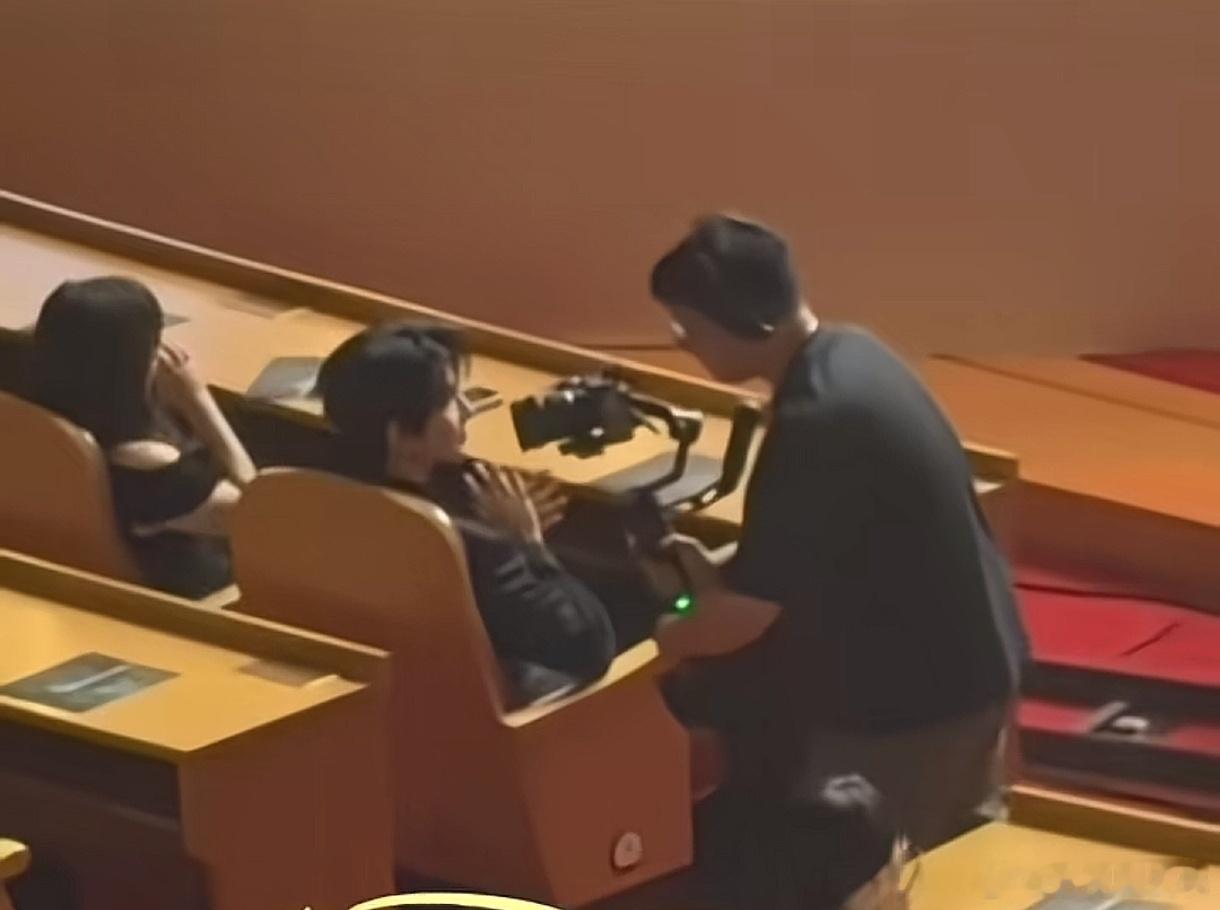 这是哪位顶流啊？摄像大哥都快怼人脸上了[允悲] ​​​