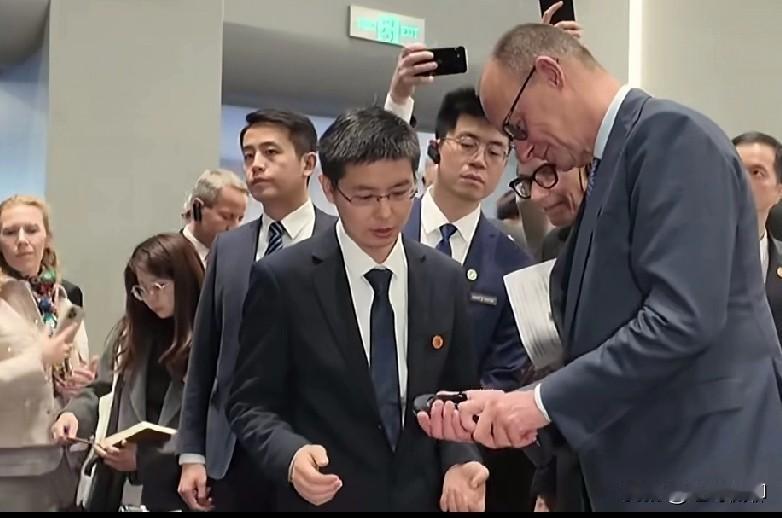 昨天王兴兴接待了德国总理，年轻的王兴兴意气风发[赞]，不过他如果英语再棒棒的，交