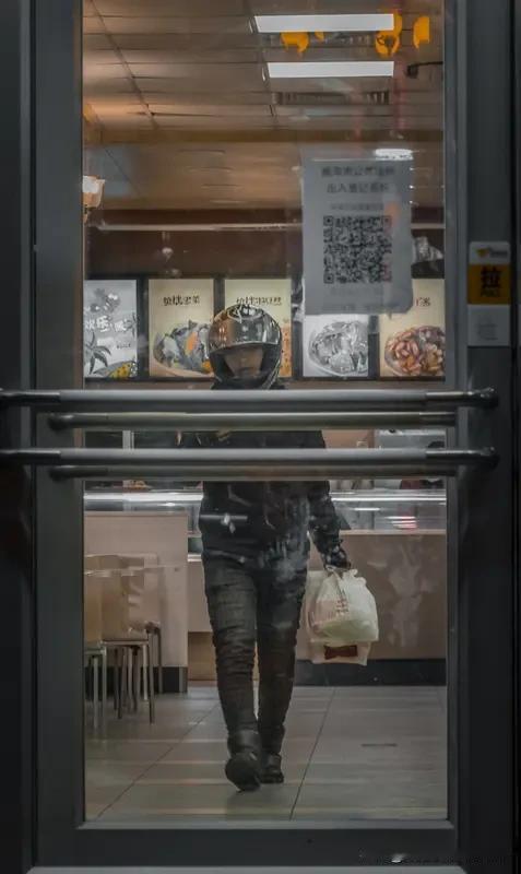 参加不了高考，最差现在就去送外卖。考了 没考上，过两天就能去送外卖。考上了，几年
