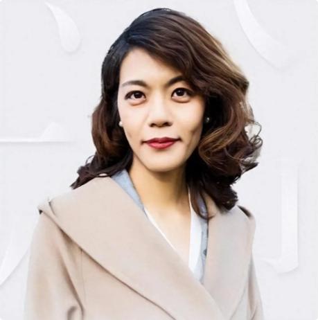 复旦大学教授陈果说：“别天天焦虑这个、焦虑那个了。能拉屎的就是好屁股，能走路的就