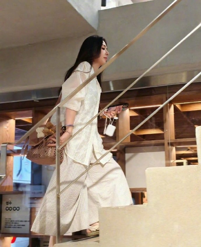 偶遇郭碧婷首尔逛街 郭碧婷首尔被偶遇 网友首尔偶遇郭碧婷！侧影气质绝佳，举手投足