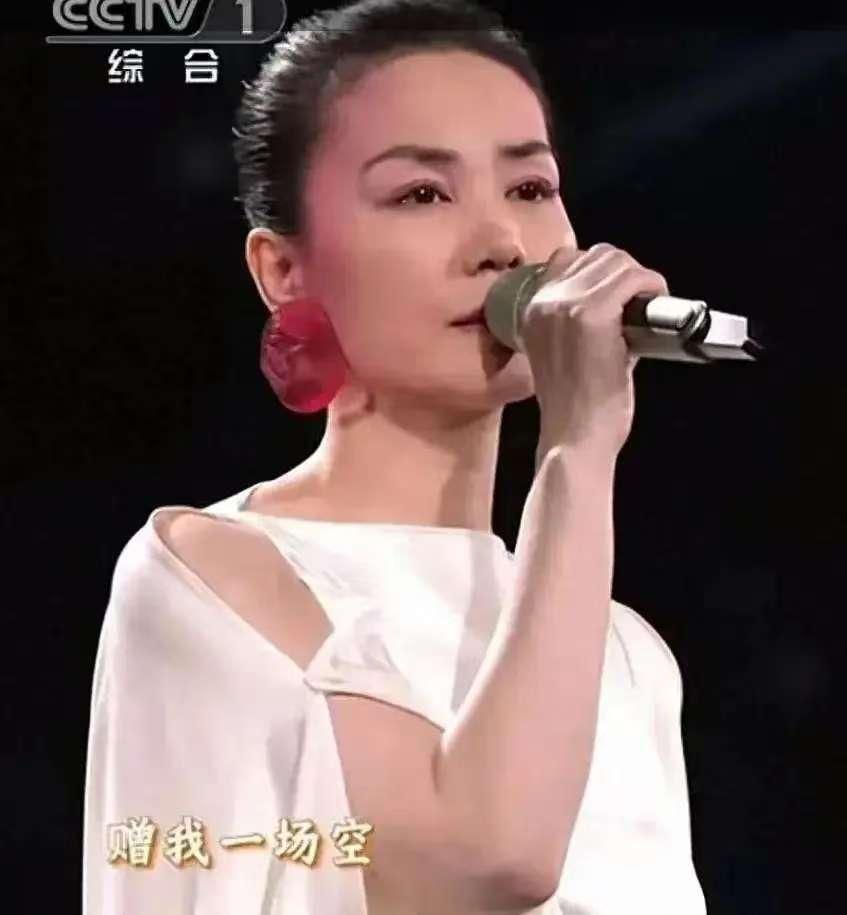 喜欢王菲。
她洒脱不羁的灵魂，
她天籁般的空灵之音，
她指甲上空空，
她妆容上淡