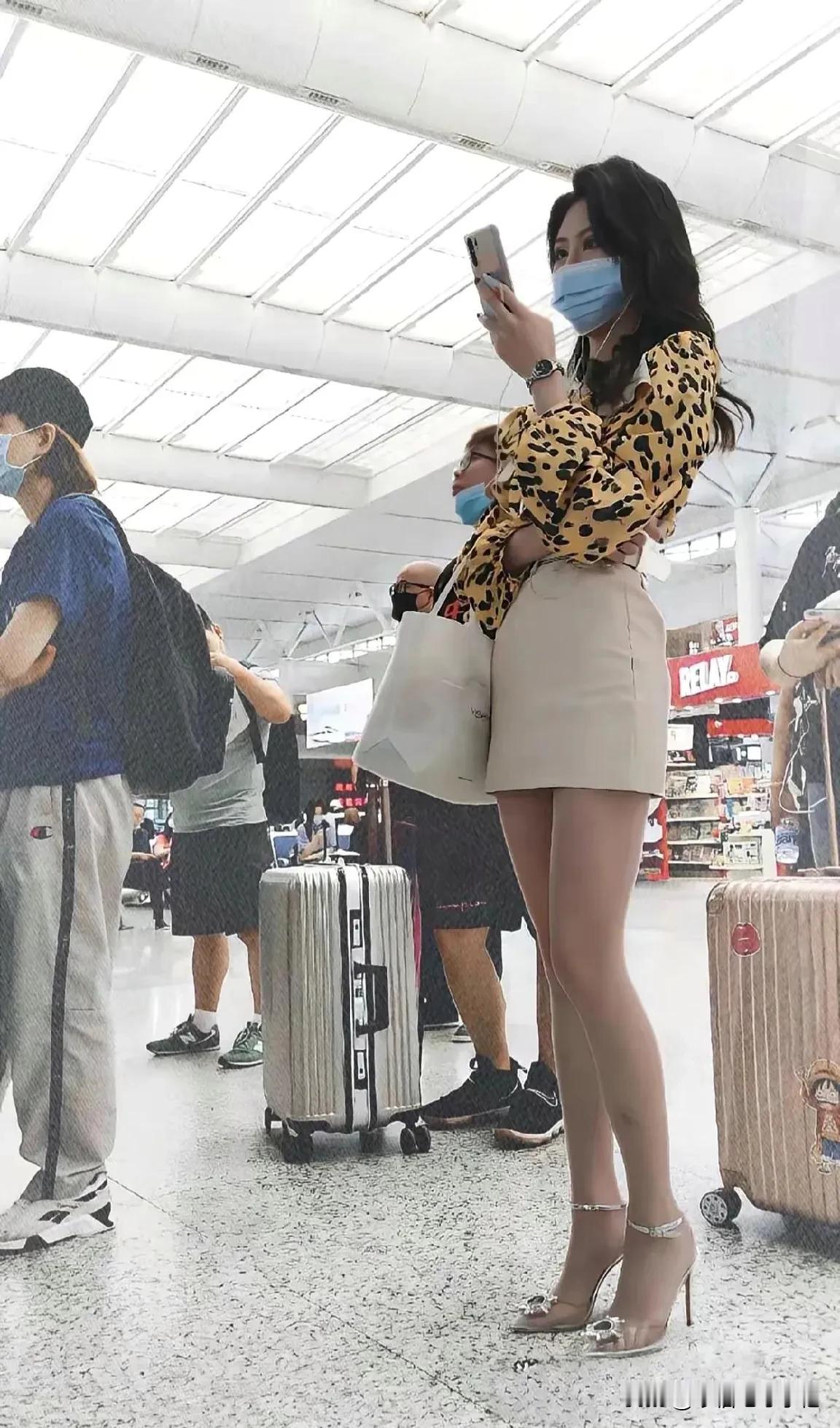 车站偶遇美女，
多出去走走，
美丽的风景永远都在路途中……