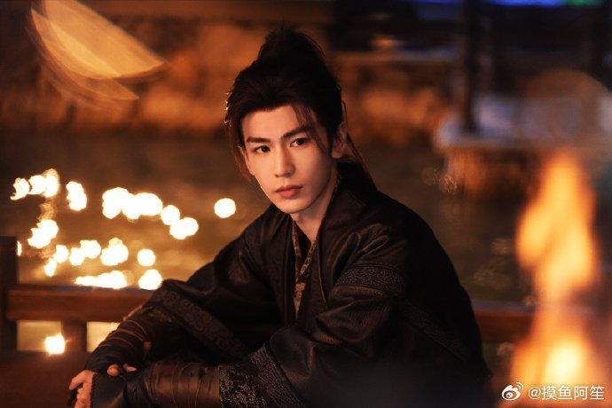 张凌赫最新营业照，归鸾片场侧拍来了 