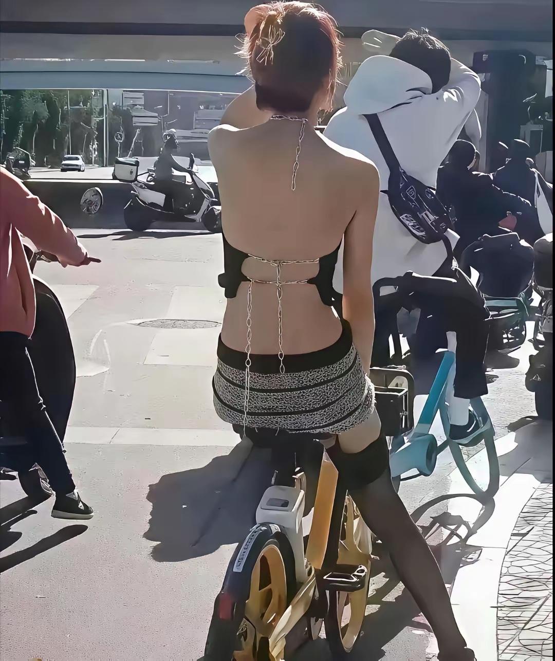 现在的人真的越来越敢穿，身披两尺布毫无顾忌的招摇过市[笑哭]