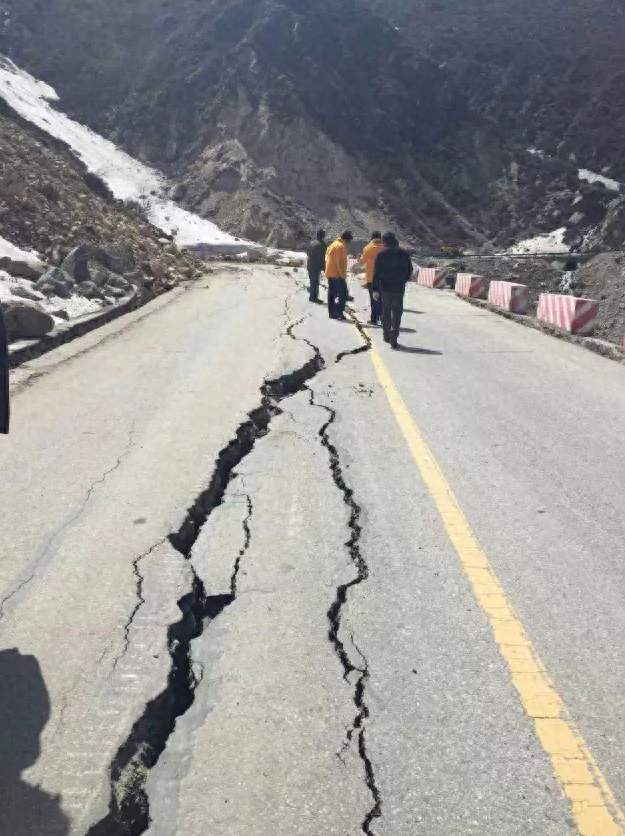 西藏7级强震现场实拍！地面裂缝宽过手掌，大地直接撕开口子