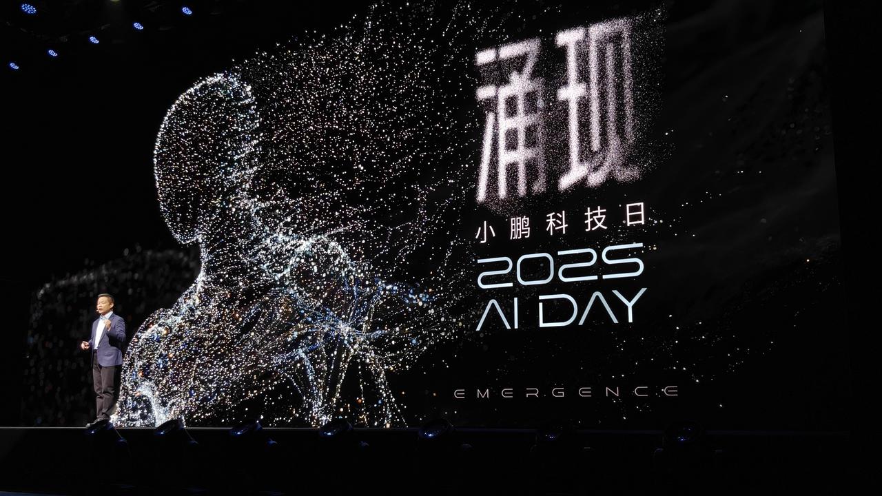 小鹏AI科技日第一个炸弹：第二代VLA大模型。
之前的VLA是：视觉-语言-动作