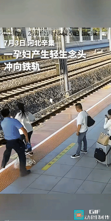 女子她没有成功，因为工作人员的警惕。
她的这一行为，其实是害己又害人。若是她成功