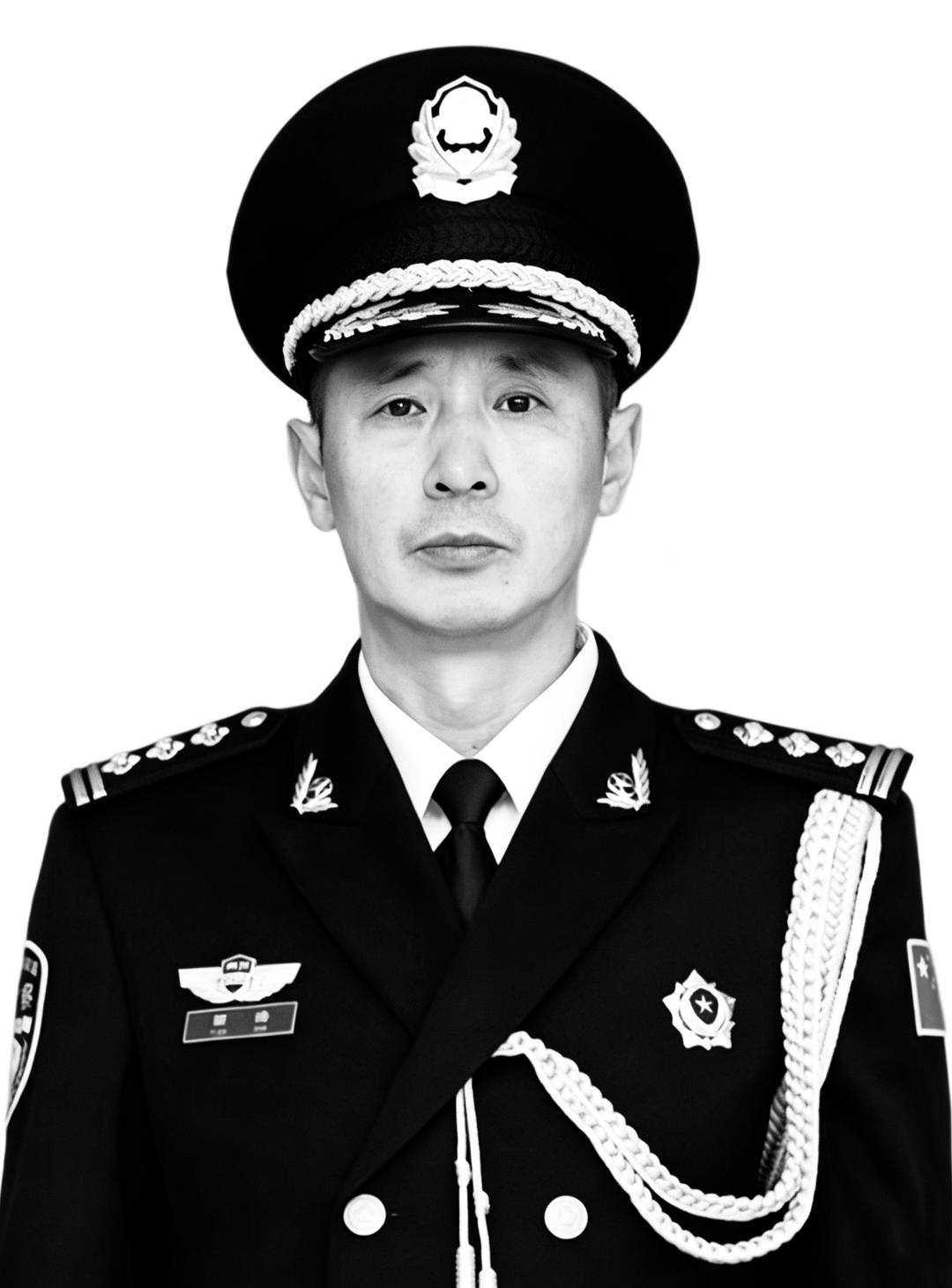 【# 54岁交警处置事故时被撞牺牲#  】7月20日9时30分，宜宾市公安局交通