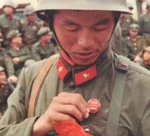 1986年，一个战士要上211高地，临行前，军长亲自给他敬茅台酒，师长则把自己的