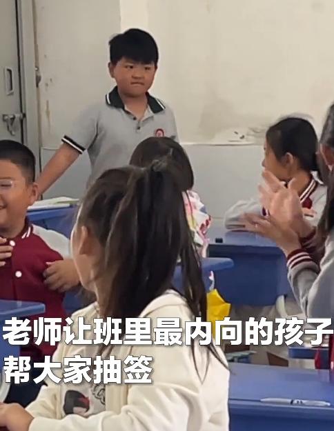 “这才是真正的教书育人！”河南洛阳，一名老师让全班抽签，抽中空白纸条就能全班出去