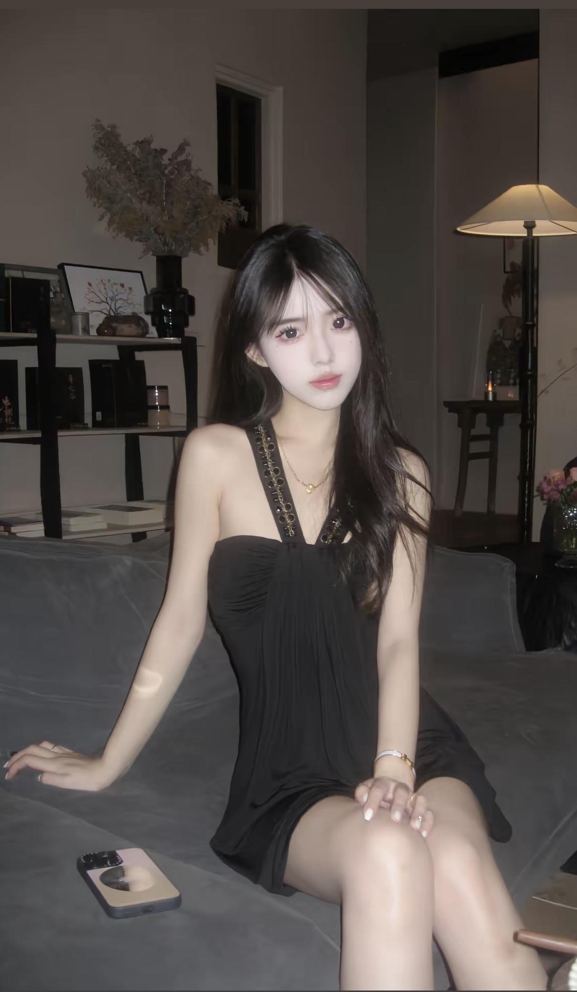 优雅黑裙，静谧时光，手机相伴，静享独处时光。