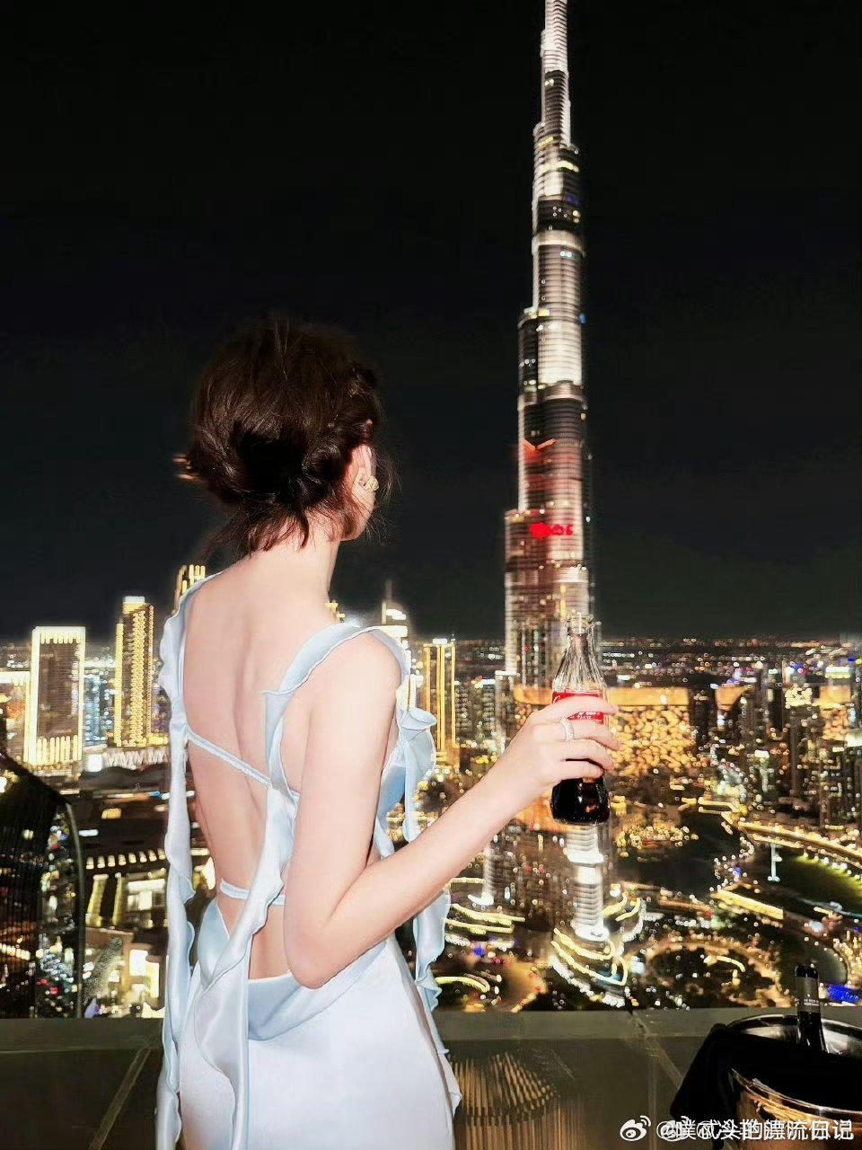 唐艺昕露背身材 精致的背部线条搭配优雅体态，唐艺昕把露背穿得高级又温柔，身姿轻盈