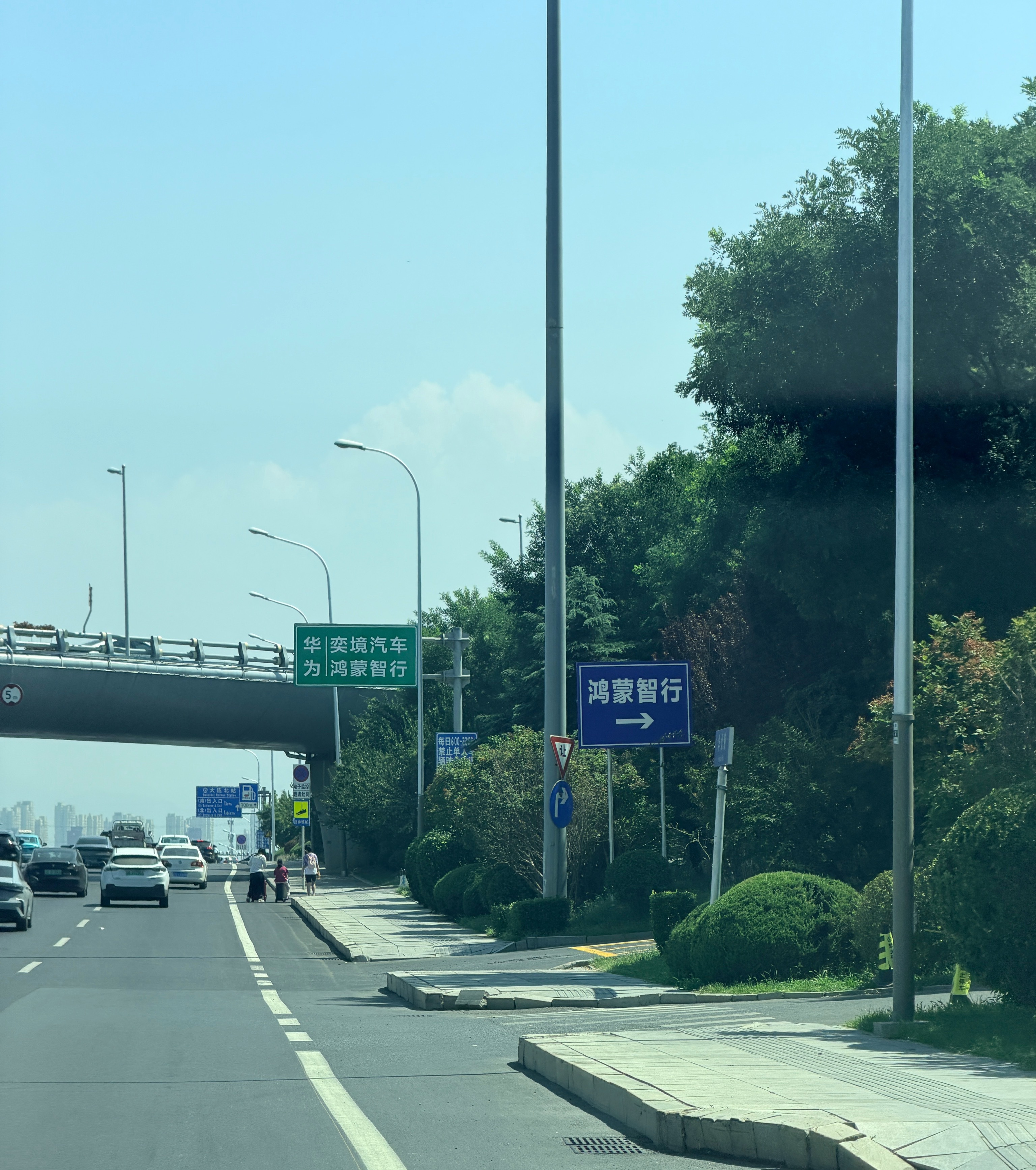 第一眼大家告诉我哪个口是鸿蒙智行交付中心