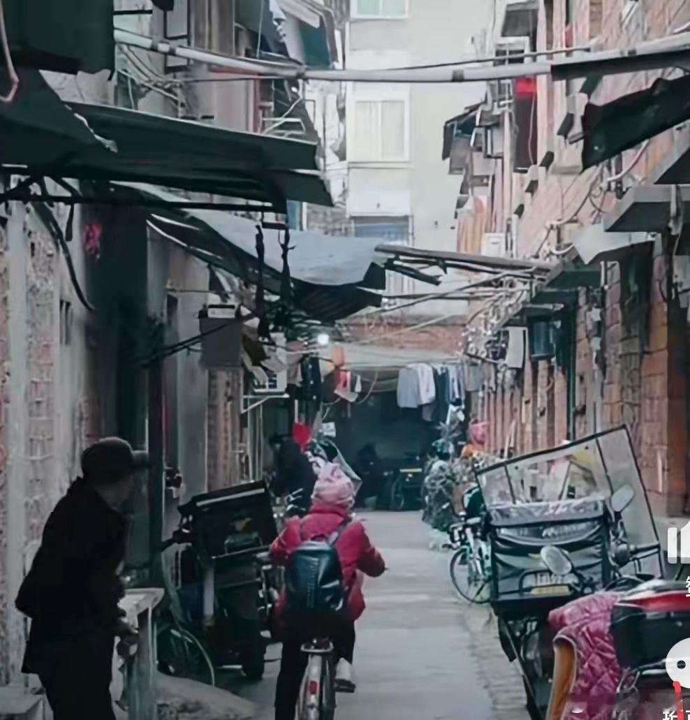 四川的浪漫此刻具象化了独属于四川的浪漫时刻 是雨夜街头火锅店的热气氤氲，是书店里