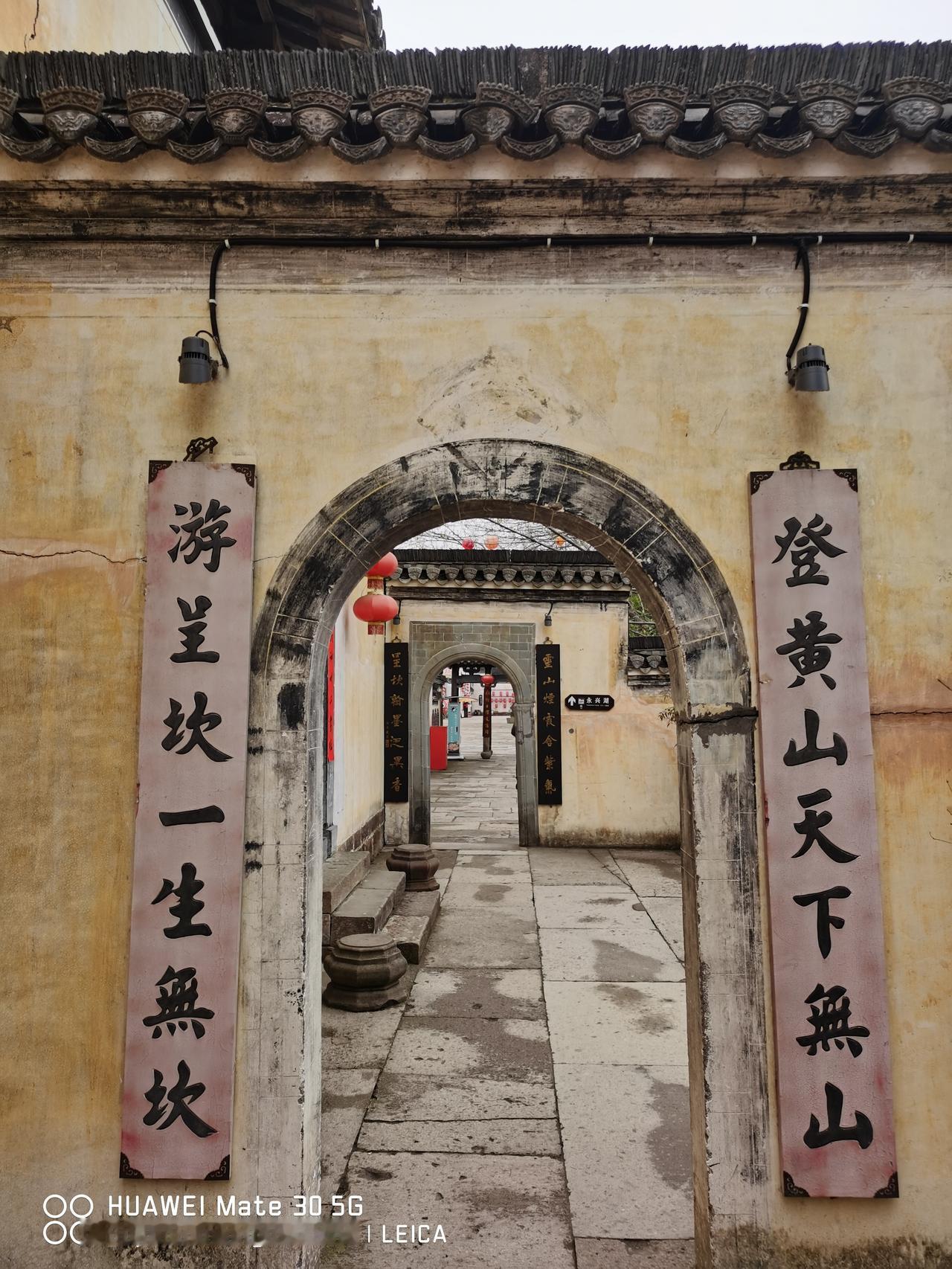 街头随拍.在呈坎八卦村的一个明显位置，墙上有一组宣传图片（图二），内容是该村上过
