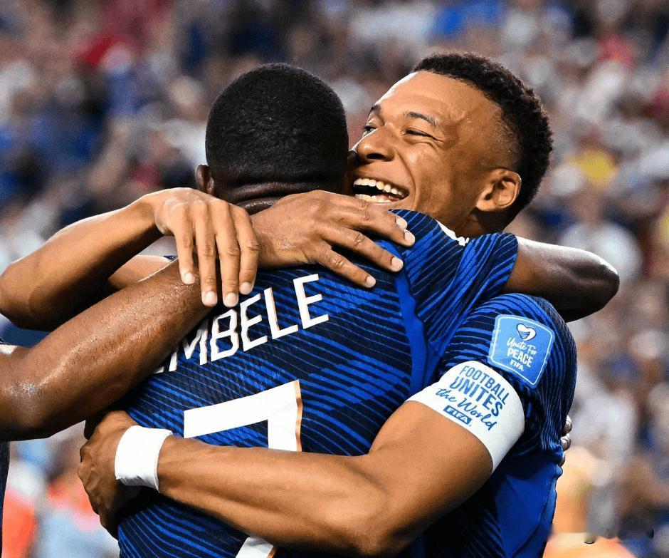 半场战报：法国1-0瑞典！姆巴佩屡失良机后补时破门，高卢雄鸡全面压制
 
北京时