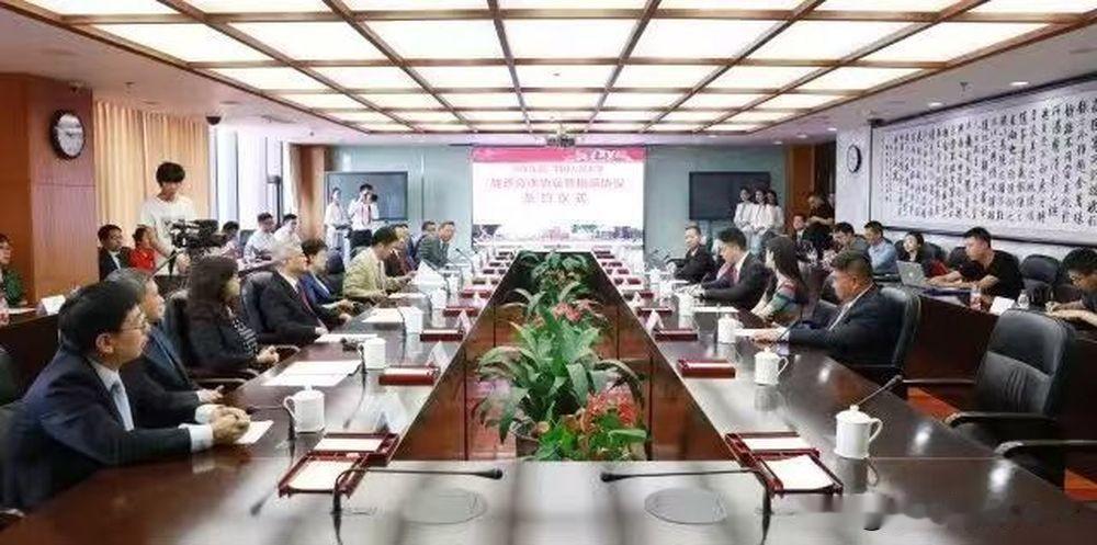 昨日，中国人民大学官方微信发布了一条消息，学校一位校友向学校捐款了5.03 亿元