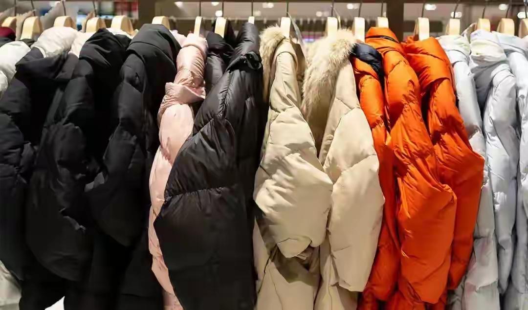 胖东来189元羽绒马甲，打了谁的脸

2025年11月，一则“胖东来自营羽绒马甲