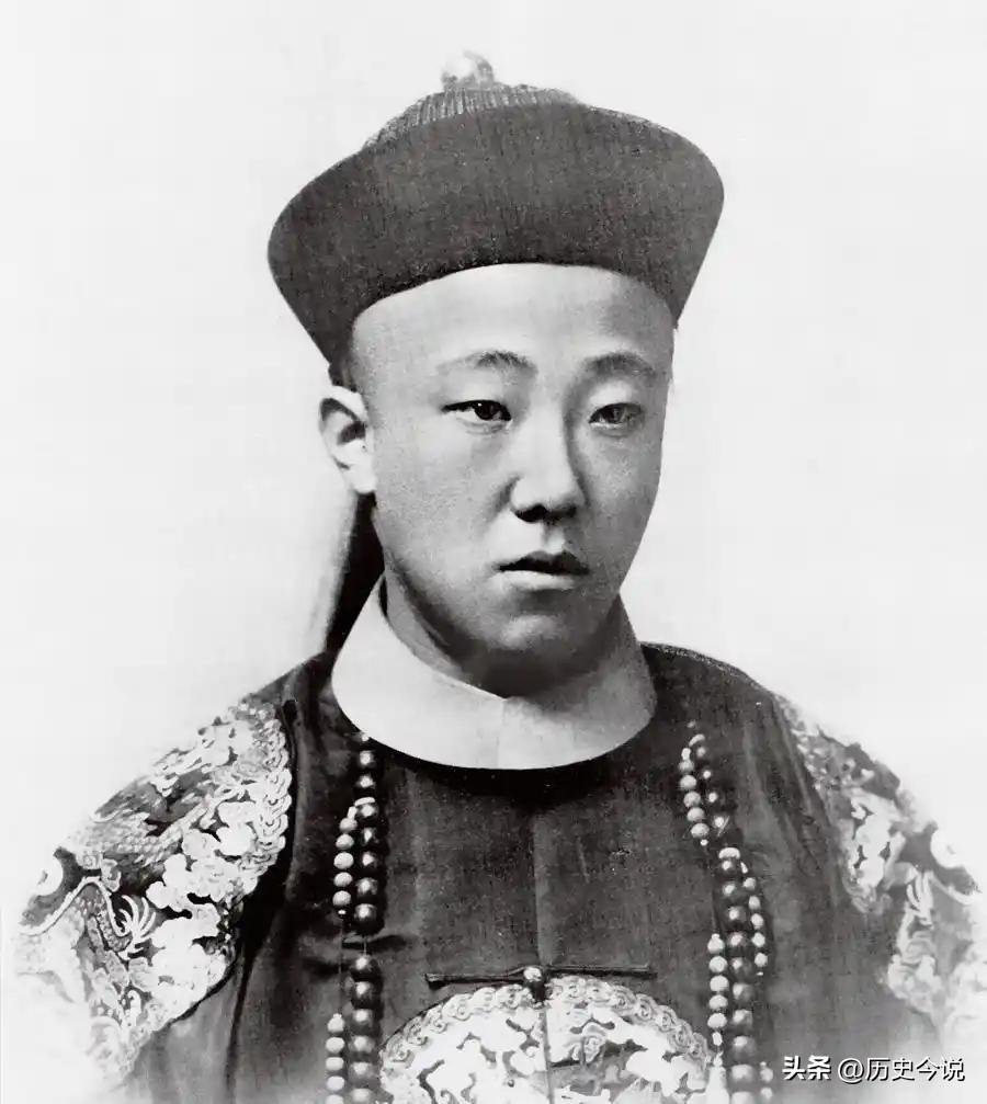 宁摆摊不叛国！1949年伟人一句话，暖透末代皇叔载涛的心
 
阅读此文前，诚邀您