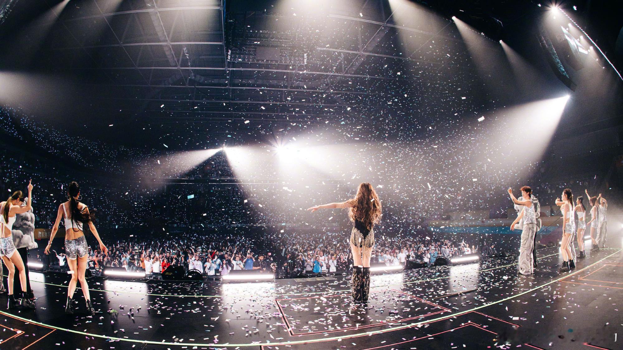 张靓颖玩游戏被叫兄弟 打破追星固有模式，别人应援花式称呼，三战玩家简单粗暴直接喊