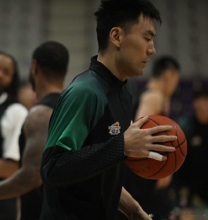 赛前备战阶段，杨鸣指导专门召集队内内线球员召开专项战术会议，将防守新疆队的内线群