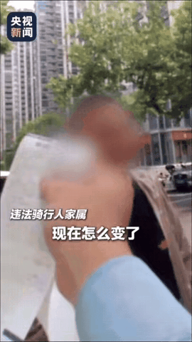 这个交警全国出名了!女子骑自行车悠闲横穿马路，见汽车驶来，笃定司机定会让行，不料