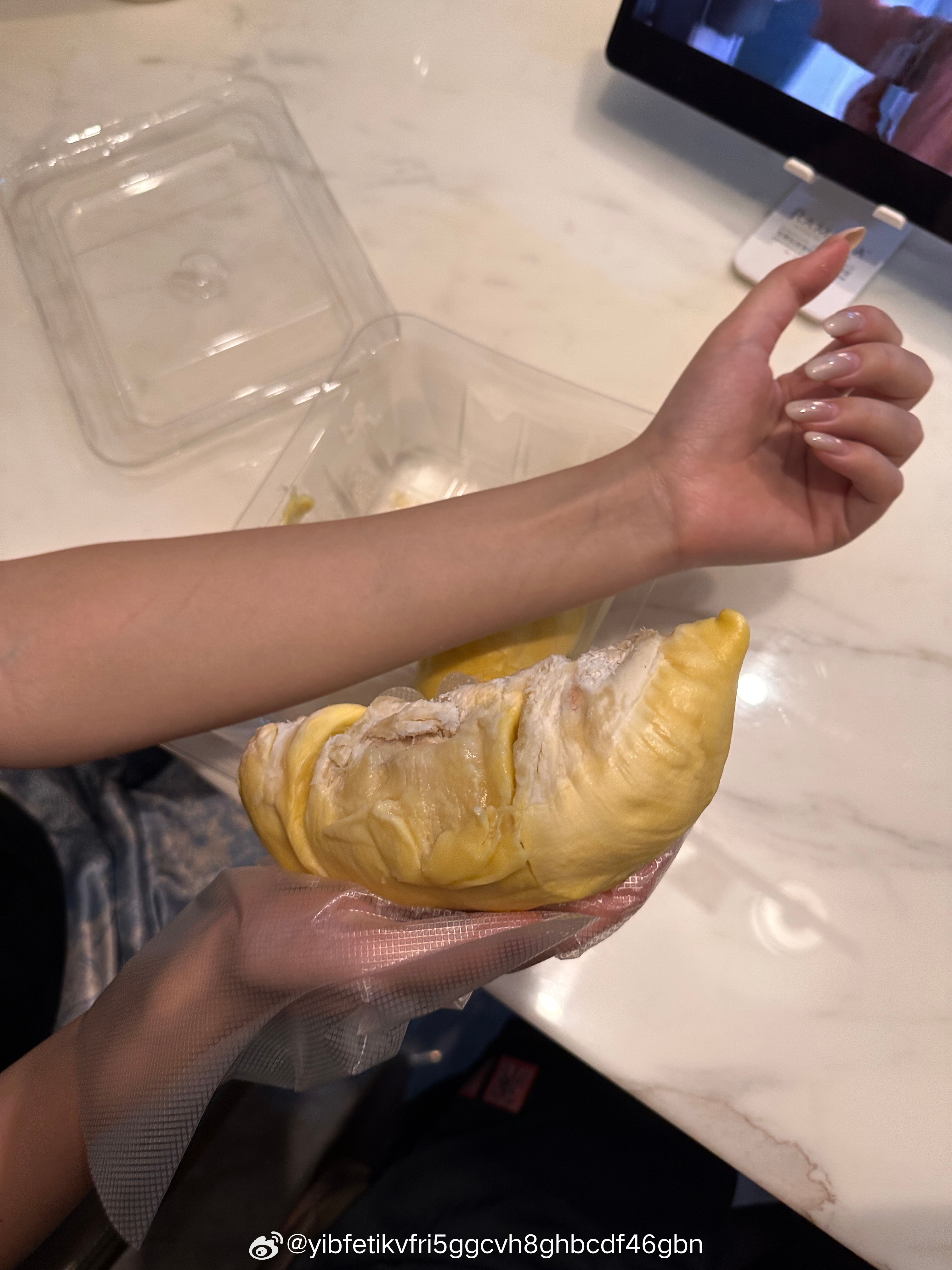你们看我们今天盒马买的榴莲 超级无敌大 这里有四瓣肉！ 