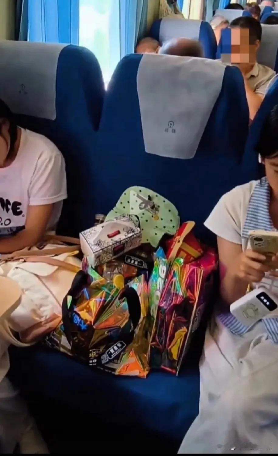 关于俩女孩买3张火车票用于放零食事件！
个人觉得，让是人情，不让是本分。
买了票