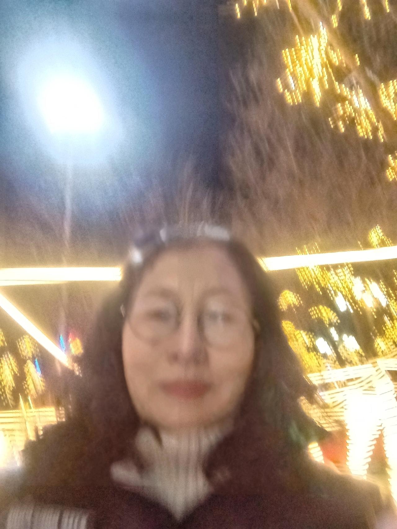 初一晚上上广场散步，广场上彩灯闪烁，好美呀！给自己拍几张留个纪念吧！小区过年夜景