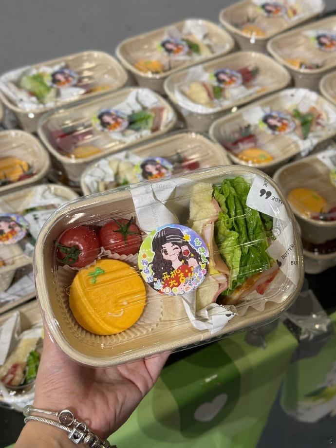 鞠婧祎早八撒饭鞠婧祎给粉丝准备了三明治和饮品鞠婧祎8点就开始撒饭了 品牌方为鞠婧
