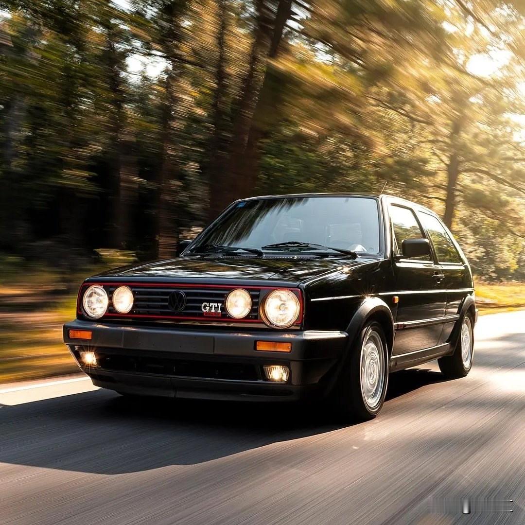1991年的大众高尔夫GTI属于第二代（Mk2）传承：以1.8升自然吸气发动机为