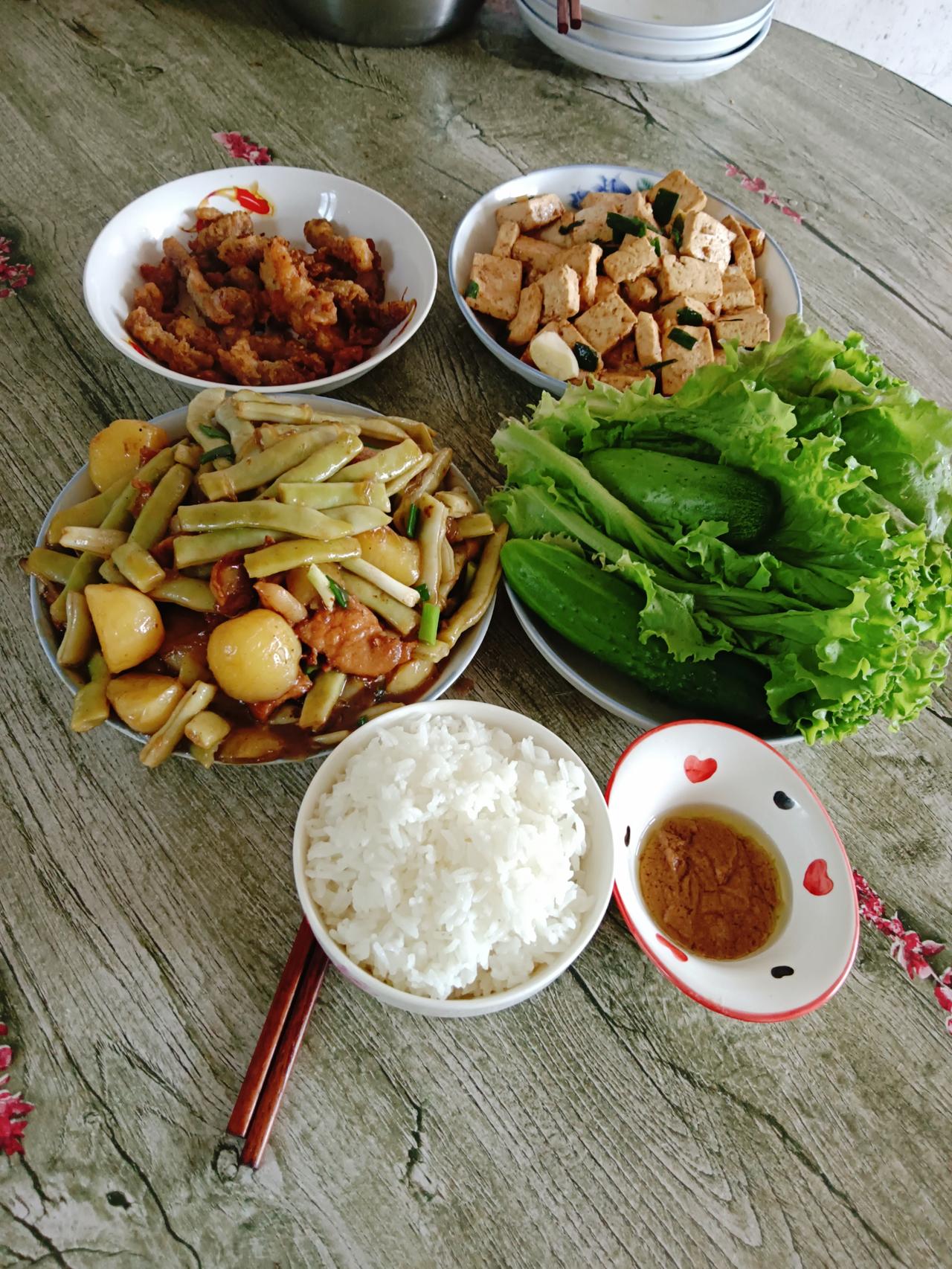 这饭菜绝对能吃饱
不信你们来试试
[捂脸][捂脸][捂脸]