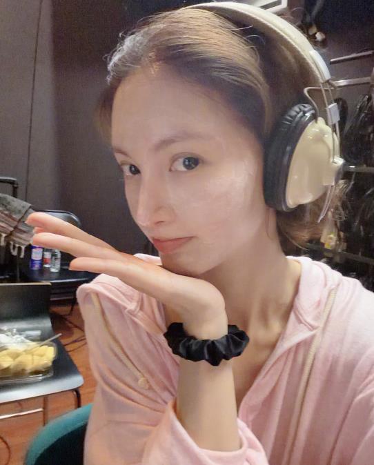 金晨仍持续掉粉 金晨持续担任常驻嘉宾的综艺被“白眼女神”王楚然替下，虽然王楚然美