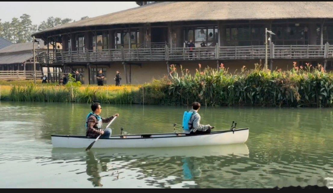 黄磊张艺兴划船路透黄磊张艺兴划船黄磊张艺兴划船路透，不错不错，[色][色][色]