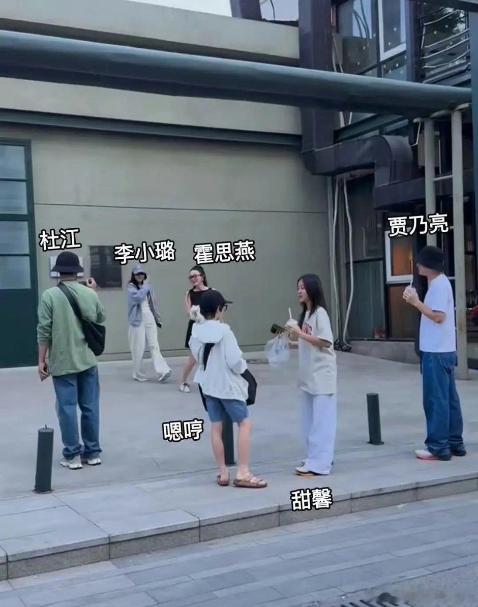 霍思燕一家与贾乃亮一家出游她俩以前是不是叫泰迪姐妹团来着[笑cry] 贾乃亮居然