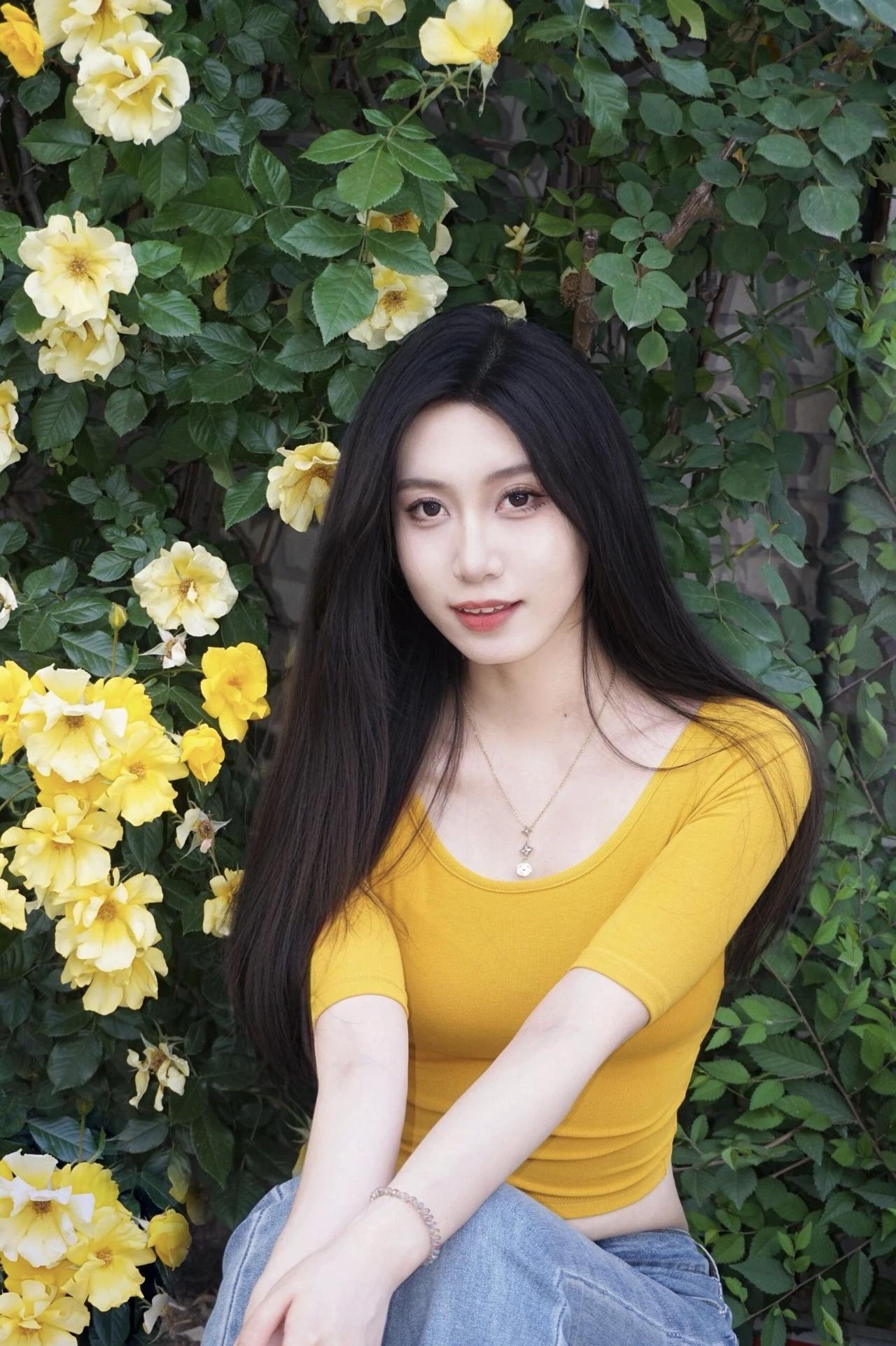 阳光下的少女，花丛中的甜美笑容。人比花美美少女的微笑 阳光白裙少女 阳光少女照 