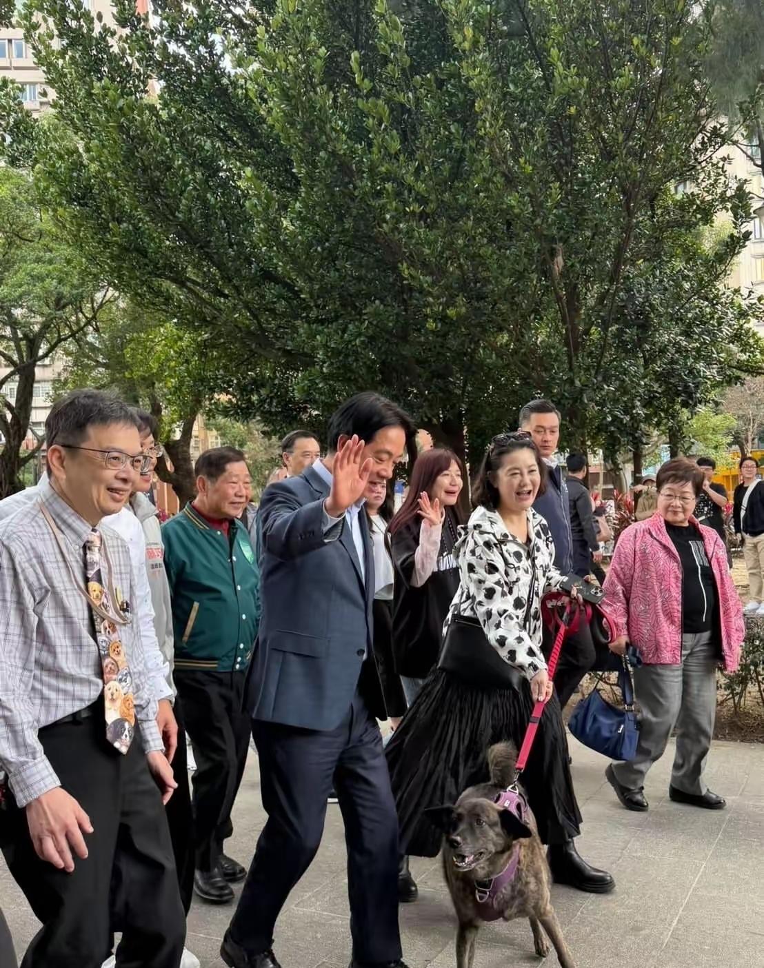 吴思瑶18日深夜在脸书发文说：“今天好棒棒，牵了一狗替我们领导人开路呢，这张照片