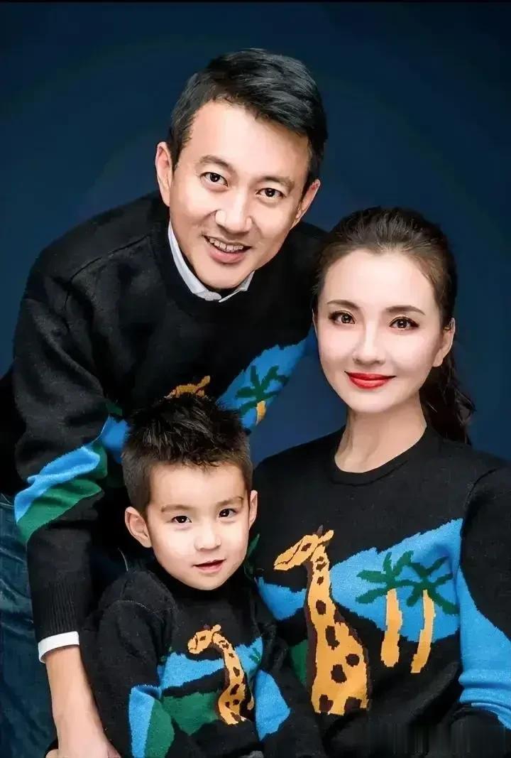 原来他俩是夫妻！真般配！
孙茜貌美如花似玉。

孙茜，作为一位中国内地的知名女演