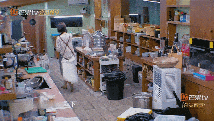 职场打工人和靳梦佳狠狠共情了中餐厅中餐厅加更片段好戳人，大家都回宿舍休息，靳梦佳