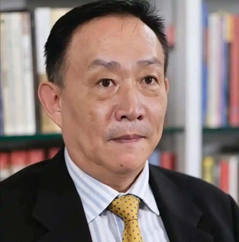 如今中国最大的风险，不是美国在南海嚷嚷什么航行自由，也不是芯片被人卡脖子，而是有